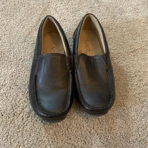 Boys CHILDREN’S PLACE black dress shoes. Size 11y.